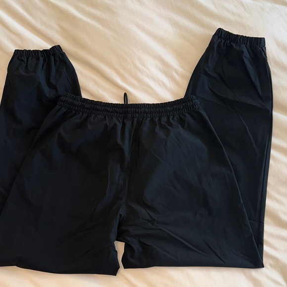 TWO WOMENS TNA ARITZIA MEDIUM TRACK JOGGERS OLIVE GREEN AND BLACK - Picture 10 of 10